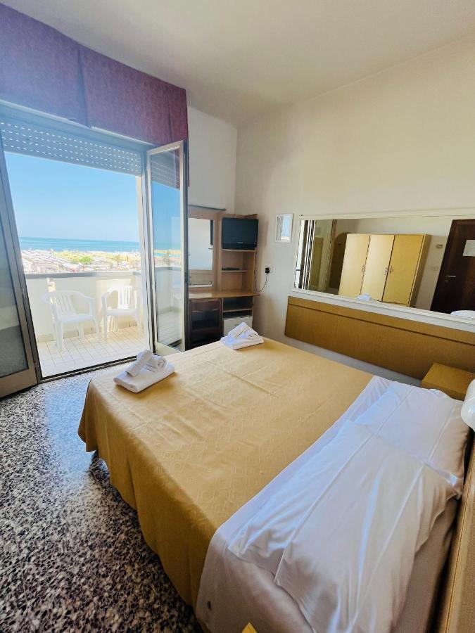 רימיני Hotel Columbia Frontemare מראה חיצוני תמונה