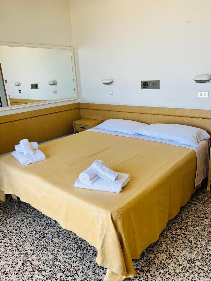רימיני Hotel Columbia Frontemare מראה חיצוני תמונה