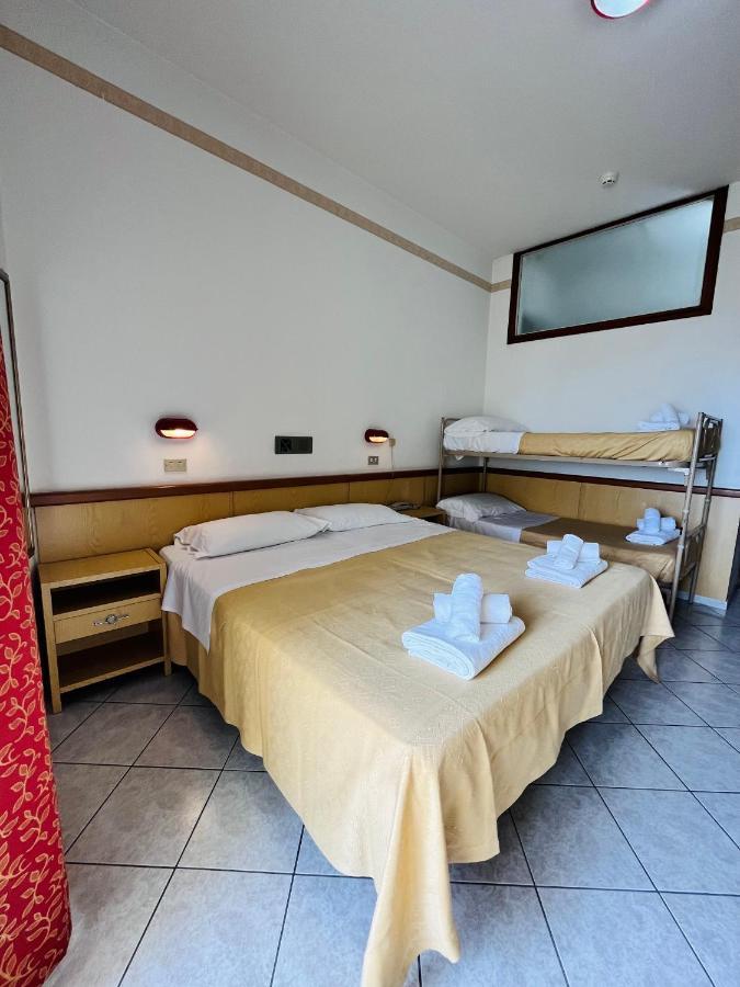 רימיני Hotel Columbia Frontemare מראה חיצוני תמונה