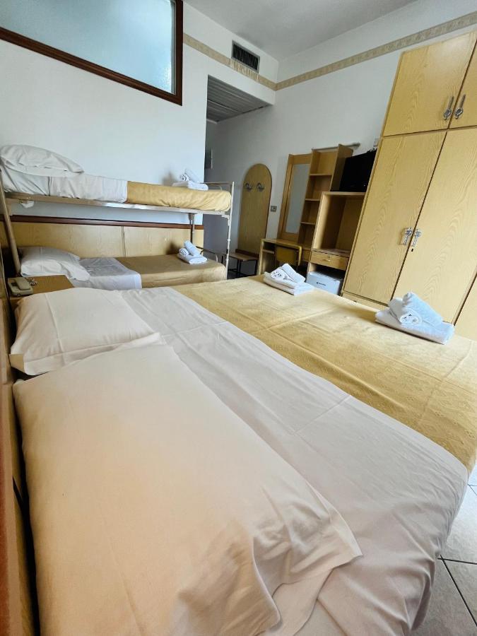 רימיני Hotel Columbia Frontemare מראה חיצוני תמונה