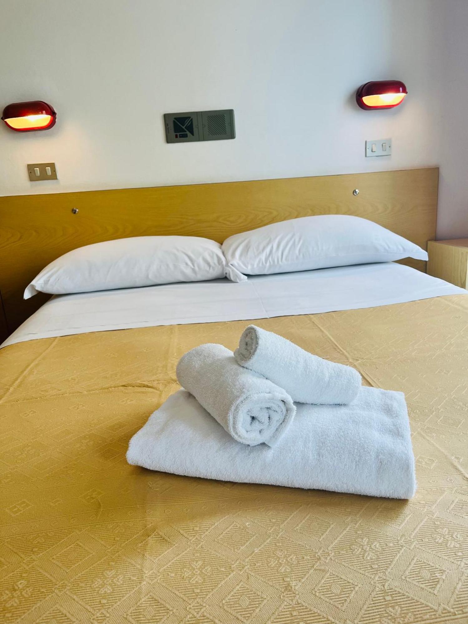 רימיני Hotel Columbia Frontemare מראה חיצוני תמונה