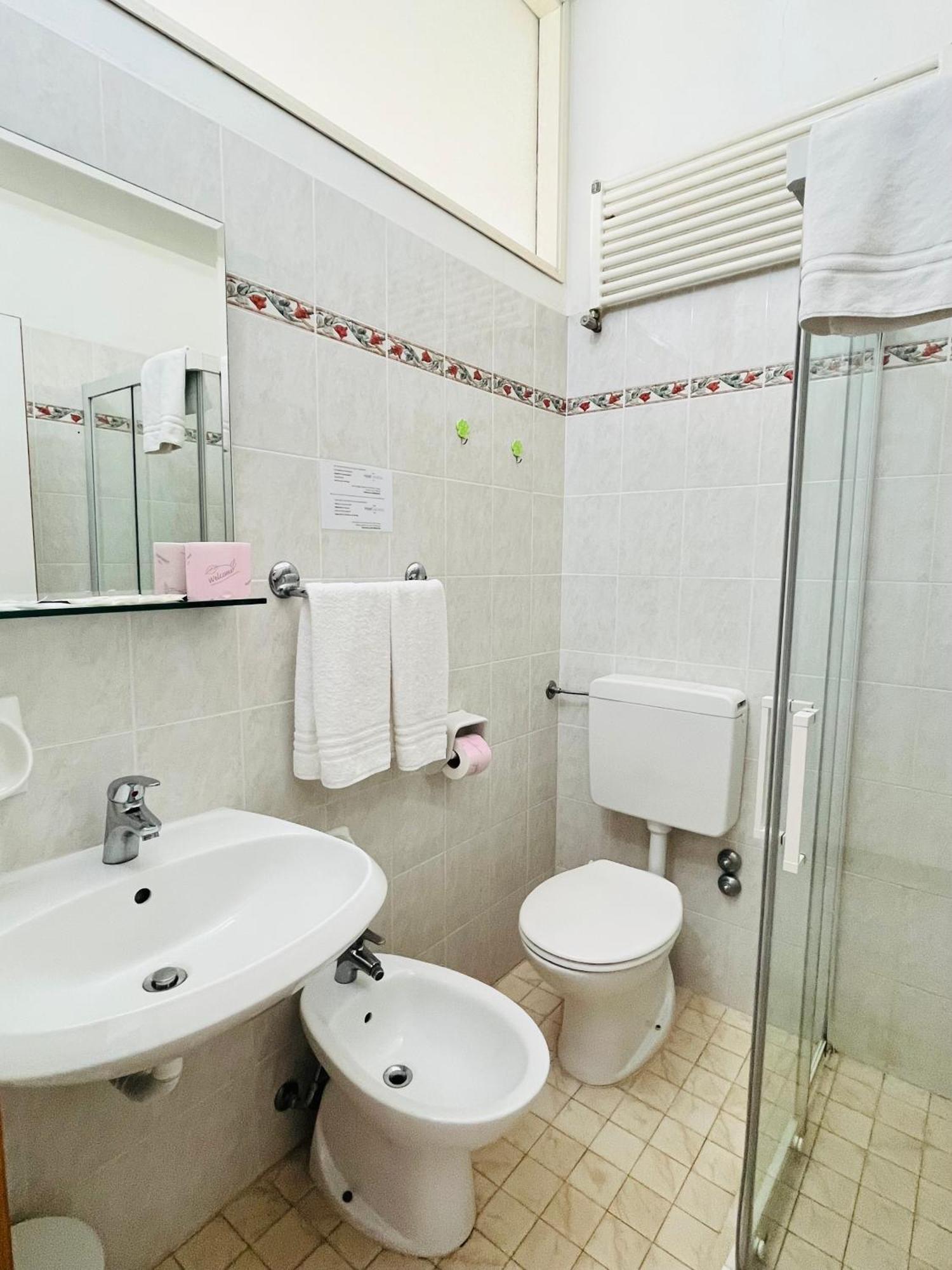רימיני Hotel Columbia Frontemare מראה חיצוני תמונה