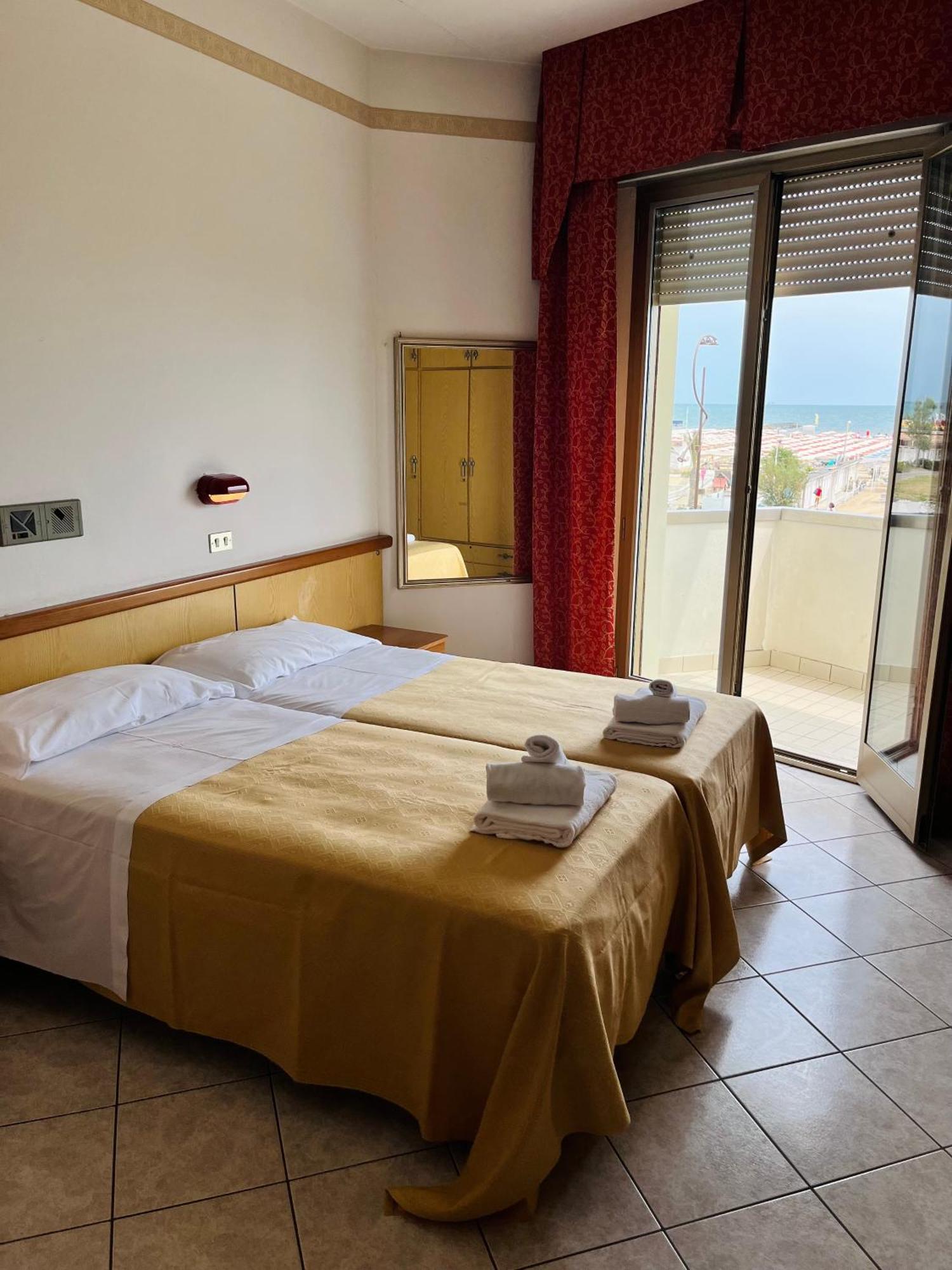 רימיני Hotel Columbia Frontemare מראה חיצוני תמונה