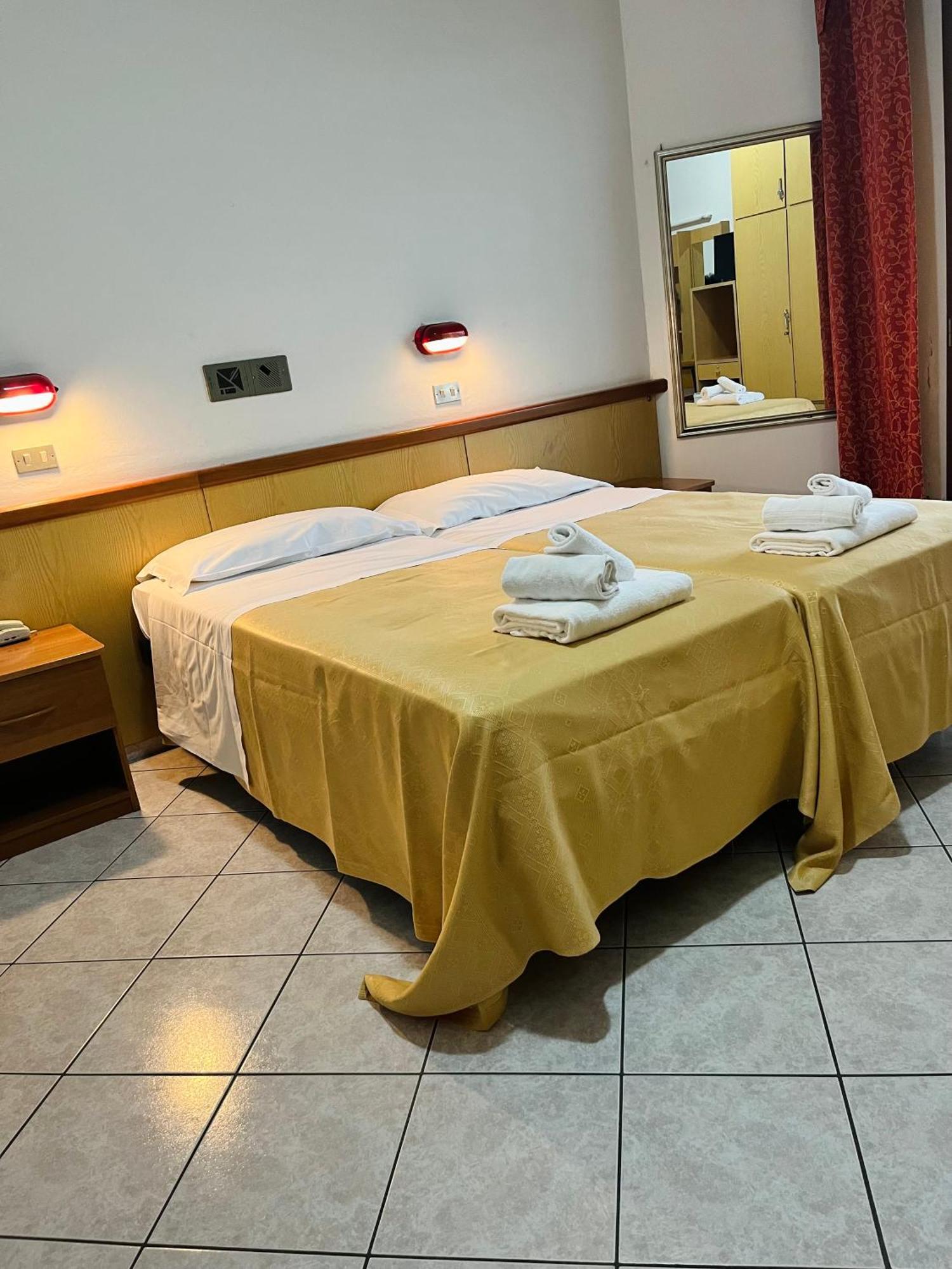 רימיני Hotel Columbia Frontemare מראה חיצוני תמונה