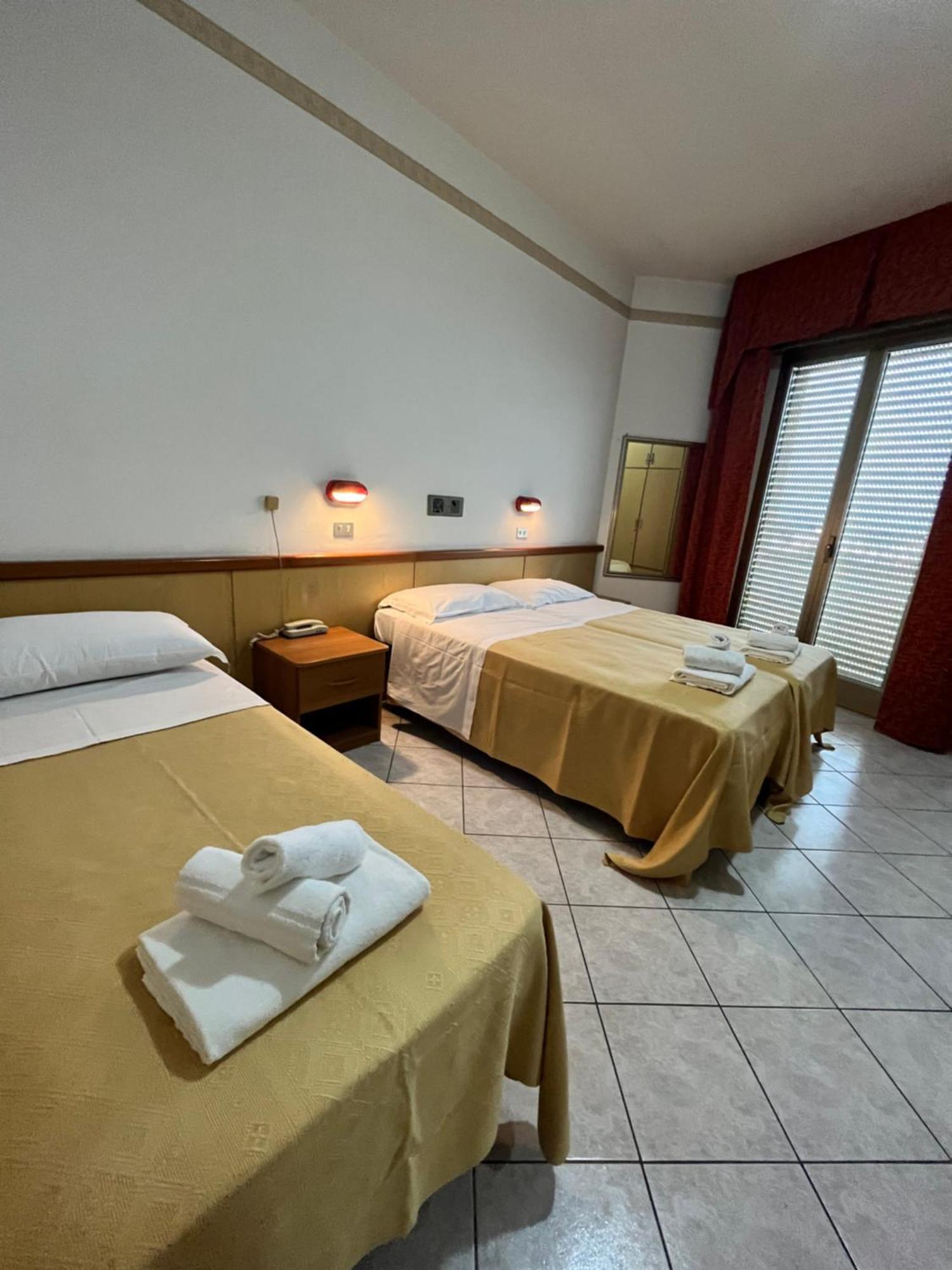 רימיני Hotel Columbia Frontemare מראה חיצוני תמונה