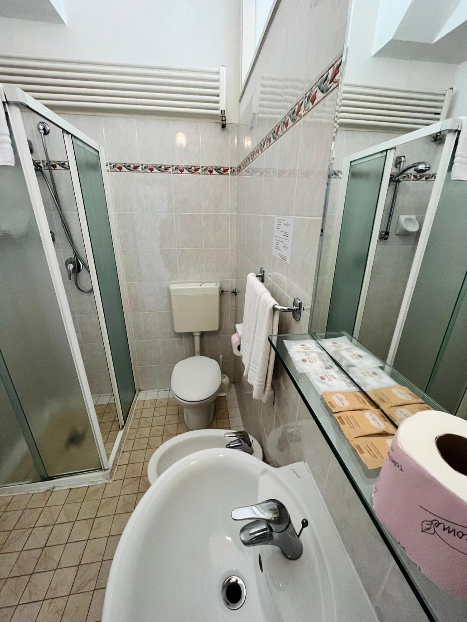 רימיני Hotel Columbia Frontemare מראה חיצוני תמונה