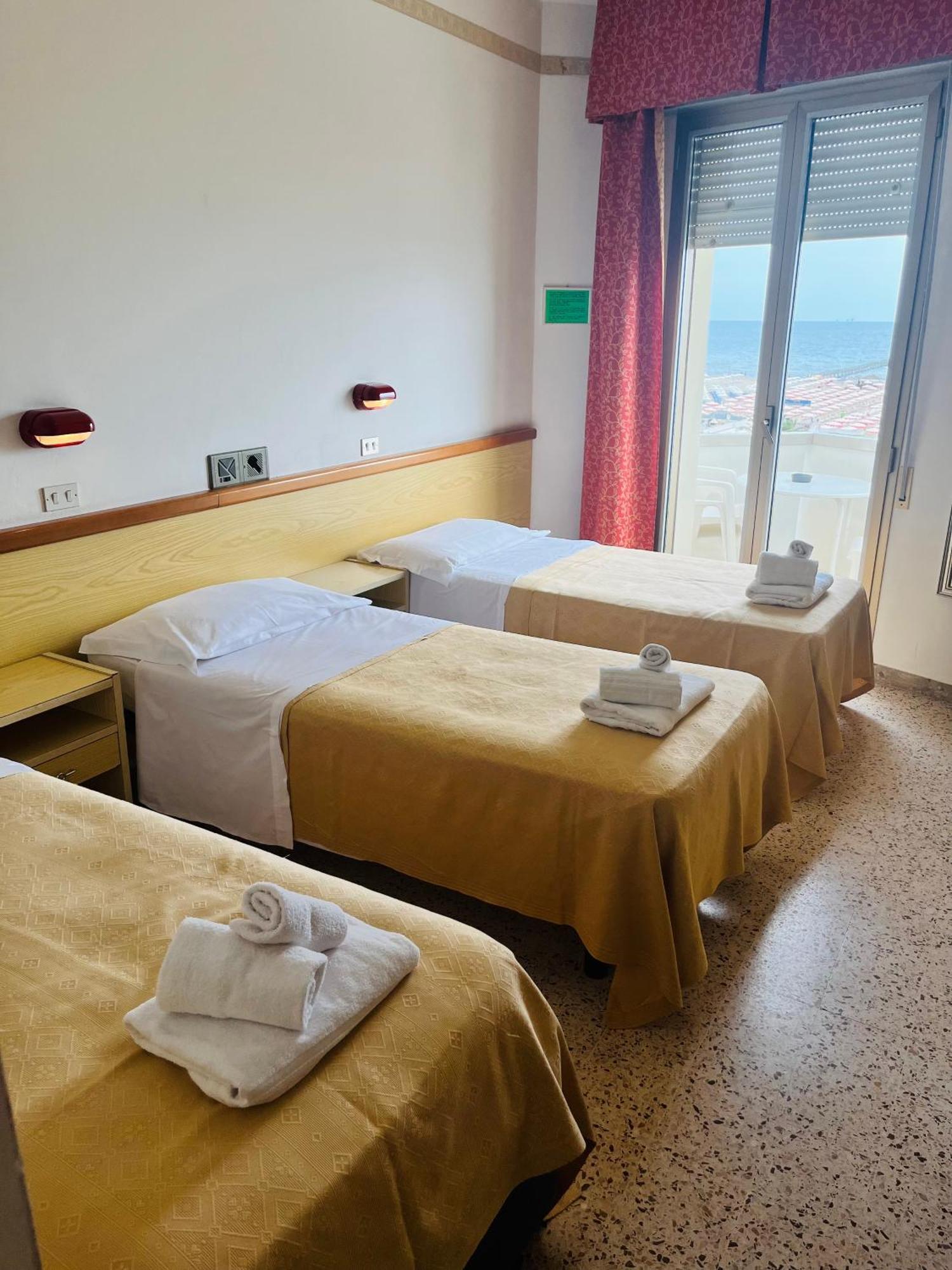 רימיני Hotel Columbia Frontemare מראה חיצוני תמונה