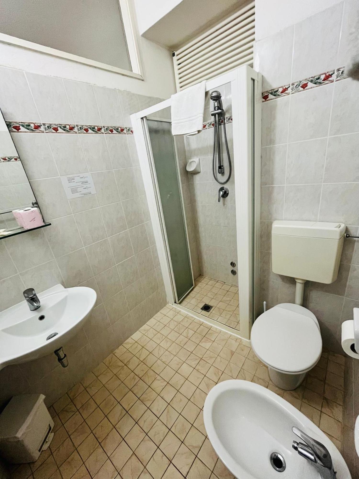 רימיני Hotel Columbia Frontemare מראה חיצוני תמונה
